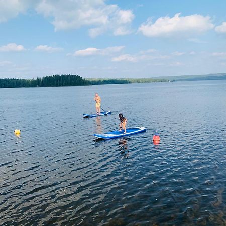 Sjoenaera Stuga Med Bat Och Bastu Ramkvilla Exterior foto