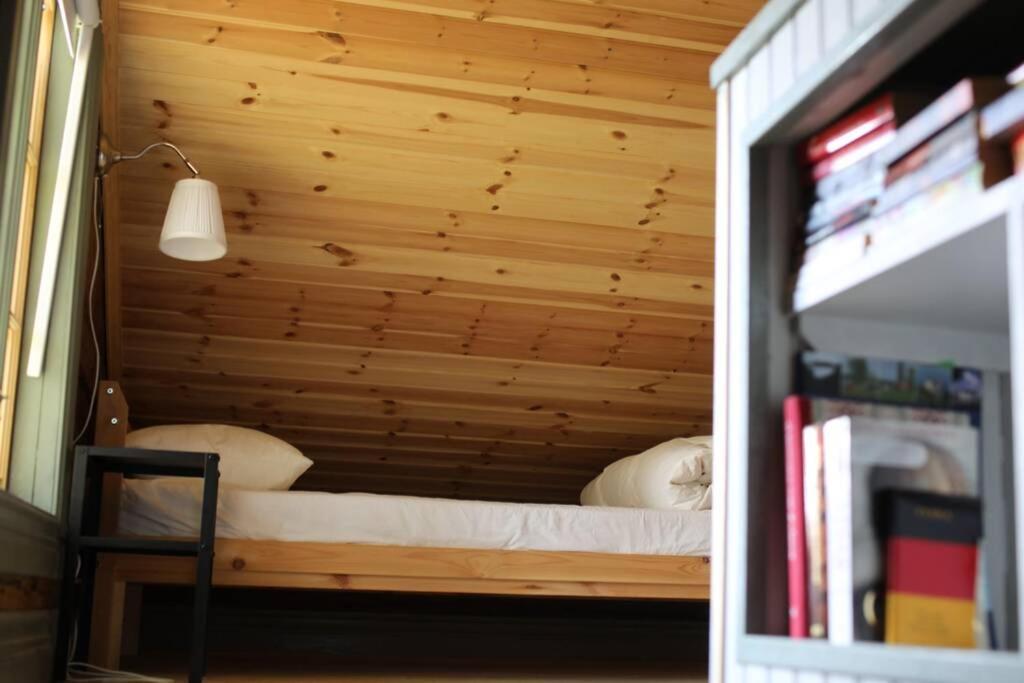 Sjoenaera Stuga Med Bat Och Bastu Ramkvilla Exterior foto