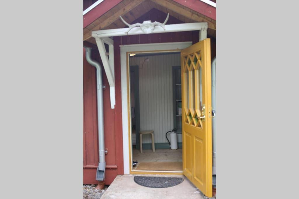 Sjoenaera Stuga Med Bat Och Bastu Ramkvilla Exterior foto
