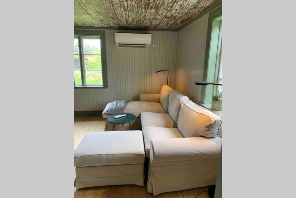 Sjoenaera Stuga Med Bat Och Bastu Ramkvilla Exterior foto