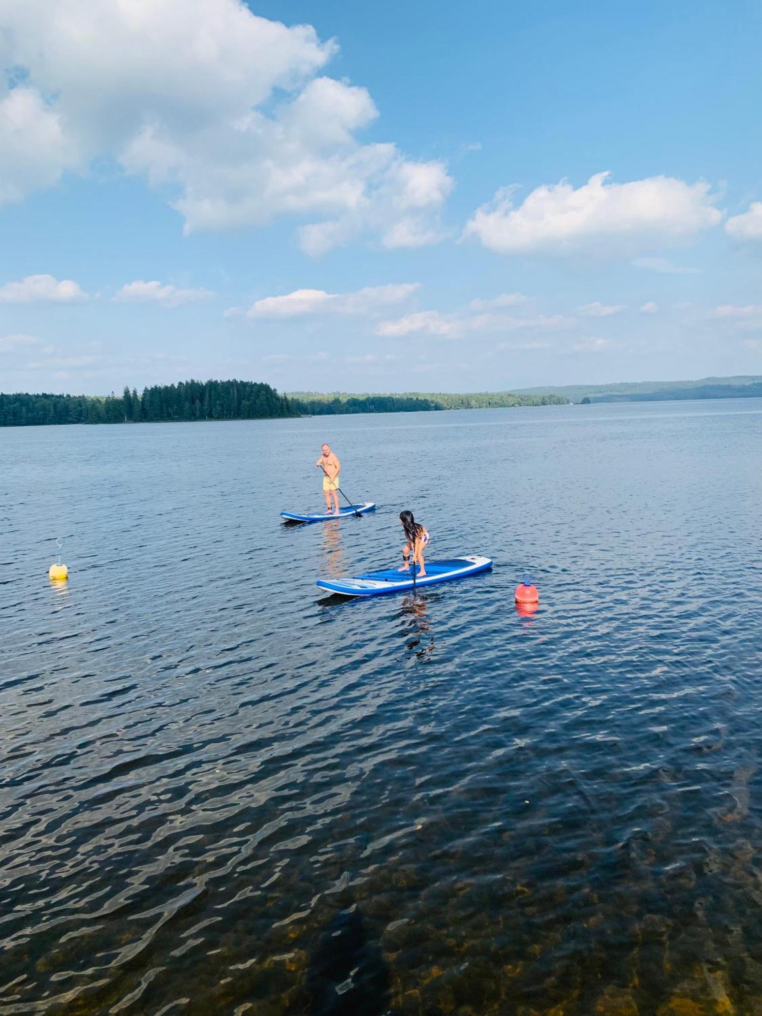 Sjoenaera Stuga Med Bat Och Bastu Ramkvilla Exterior foto